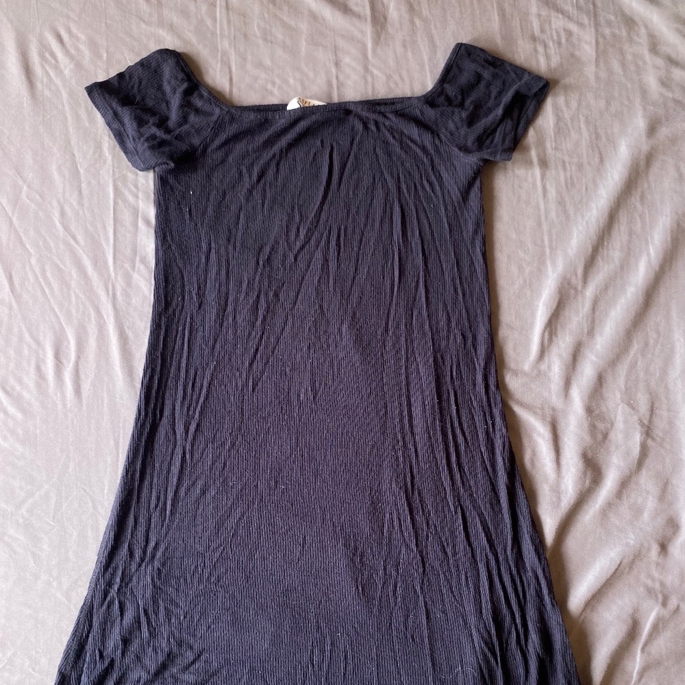 Black soft r-shirt dress off the shoulder